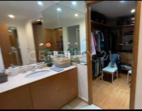 En 1er Piso, Con Balcón A Una Calle De Parque Gandhi