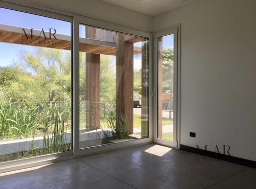 Imagen 5 de 30 de Casa En Venta Con Salida A La Laguna Central En Barrio El Golf Nordelta