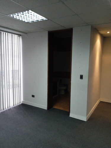 Alquiler De Oficina 135m2, Con 5 Ambiente Con Buen Confort.