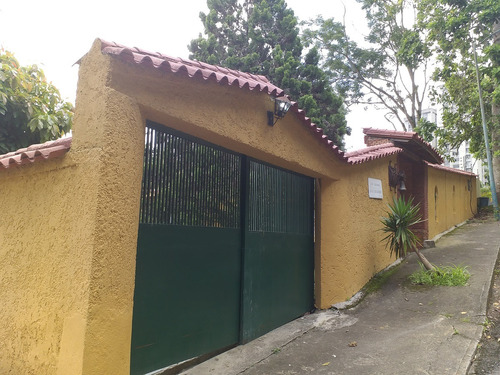 Casa Duplex Con Piscina, Calle Cerrada Con Vigilancia En Los Geranios Mls#. 23-1520 