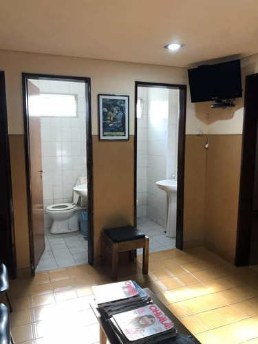 Casa En Venta - 4 Dormitorios 5 Baños - Cochera - 250mts2 - Lomas De Zamora