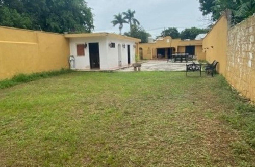 Venta De Casa Con Un Terreno Grande Con Estilo Colonial En Itzimna, Mérida