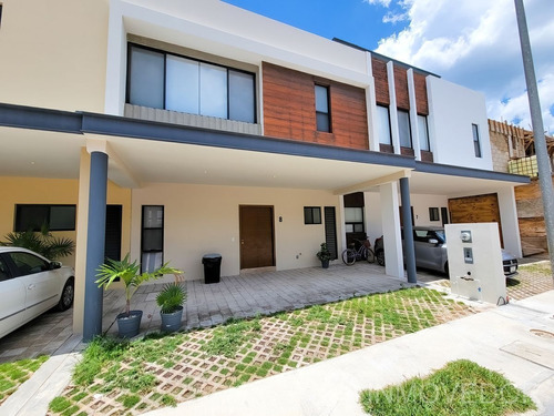 Casa · 3 Recámaras · Residencial Arbolada · Av. Huayacán