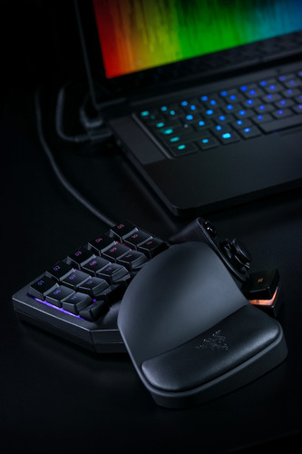 Imagen 7 de 9 de Teclado de una mano gamer Razer Tartarus V2 color negro con luz RGB