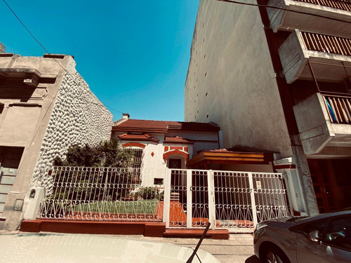 Casa Venta En Lote Propio, Con Cochera Y Patio, Flores