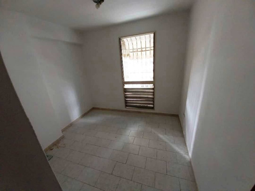 Imagen 4 de 15 de Venta Apartamento La Candelaria, 3habitaciones,2baños,1puesto. Desocupado