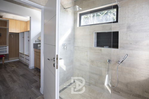 Imagen 16 de 28 de Alquiler Casa En Bariloche. 7 Pax. Vista Al Lago + Cine + Hidromasaje. 202.