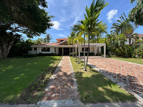 Villa Amueblada En Alquiler De 4 Dormitorios En Punta Cana, Cocotal Golf Club, Frente Al Campo De Golf