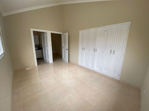 Casa En Venta En Bávaro, Punta Cana Con Piscina Cerca De La Playa, 3 Hab
