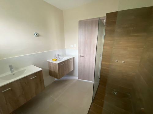 Casa En Venta En Punta Cana, 3 Habitaciones, Lista A Estrenar, 2niveles