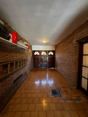 Hermoso Chalet, Excelente Esatdo De Conservación.
