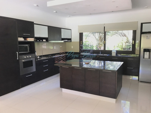 Casa En Golf, 6 Dormitorios *- Ref: 6099