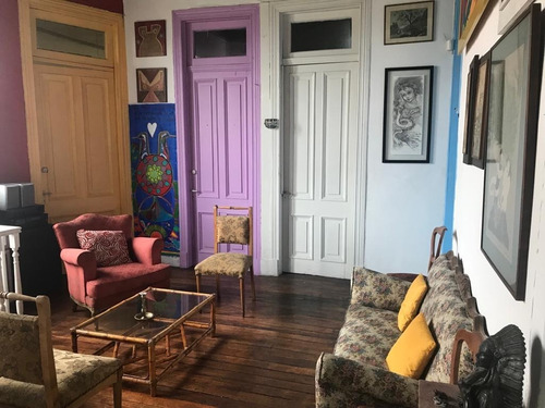 Casa En Venta En Pasaje Cerrado, Excelente Estado !!