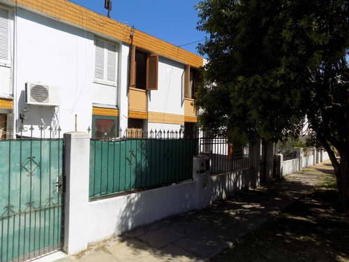 Casa De 4 Ambientes, Con Patio Y Espacio Guarda Coche. Barrio Cerrado. 