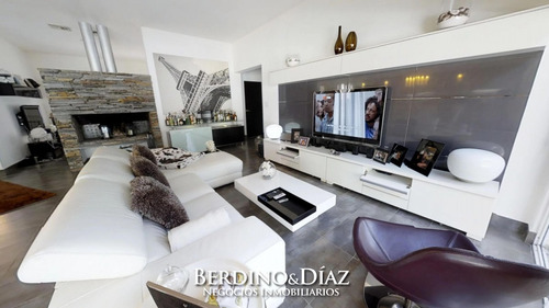 Exclusiva Y Lujosa Casa En Pinares De Punta Del Este, Un Entorno De Ensueño- Ref: 139