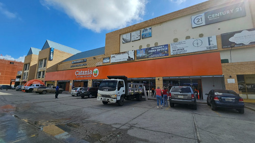 En Venta Oficina Con Local Anexo En El Centro Comercial Morrocoy Plaza, Tucacas - Falcón, Donde Se Encuentra La Alcaldía Y El Registro Del Municipio. Con Excelentes Acabados. Aire Acondicionado. Ap