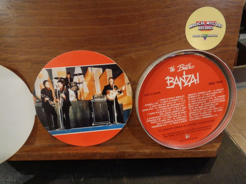 The Beatles Live Banzai Cd Doble En Lata Con Relieve Y Bookl