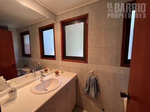 Casa En Venta De 6 Dorm. En Colina