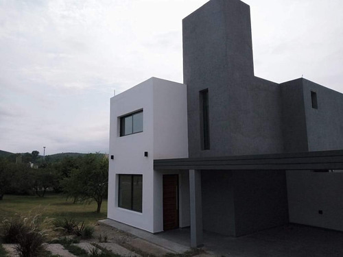 Casa En Venta De 3 Dormitorios En Las Cañitas Barrio Privado
