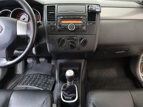 Nissan tiida hb 1.8 Premium