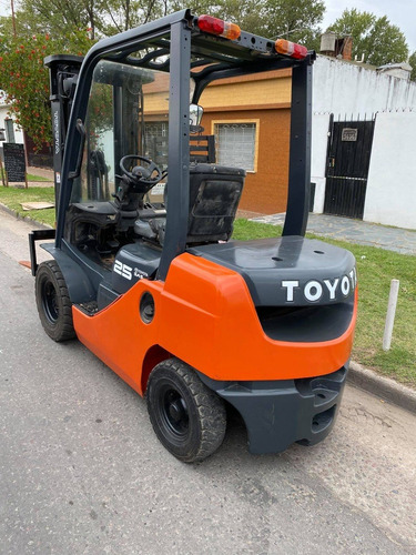 Autoelevador Toyota 2,5 Tn Tt Desplazador Diesel