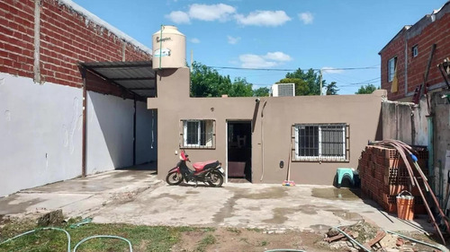 Casa En Venta - 2 Dormitorios 1 Baño - Cochera - 300mts2 - Francisco Álvarez