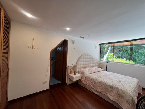 En Venta Casa Urbanización Colinas De Santa Mónica, Con Piscina Y Calle Cerrada.