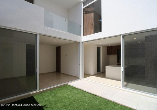 Venta. Casa Con Roof Garden Y 4 Recamaras - Zibata