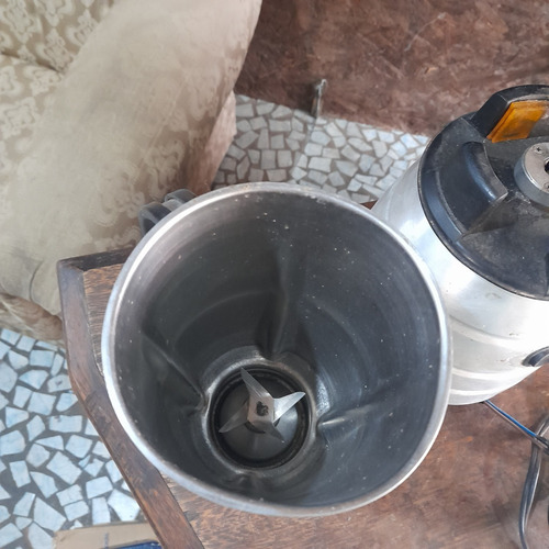 Imagem 7 de 7 de Liquidificador Antigo Alumínio Decorativo Não Funciona.