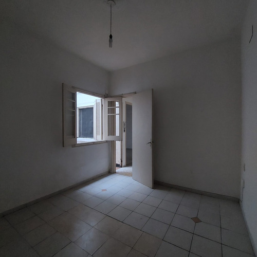 Dueño Vende Apartamento Con Dos Patios De Uso Exclusivo, Silencioso, Iluminado En El Centro. De Un Dormitorio. Baño Y Cocina A Reciclar.