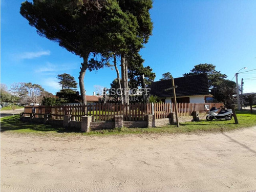 Casa En Dos Plantas, Todos Los Servicios. Ideal Vivienda Permanente