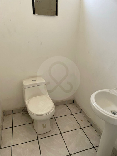 Local Comercial En Renta En Av Damian Carmona, Barrio De Santiago