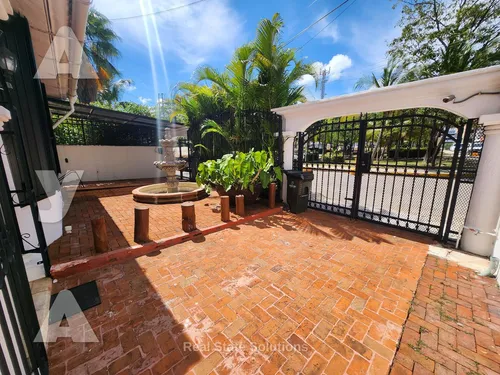 Casa En En Venta, 5 Recámaras, 3 Niveles, Piscina, Cancún