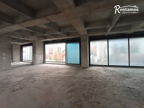 Oficina En Arriendo En Los Balsos. Cod A775069