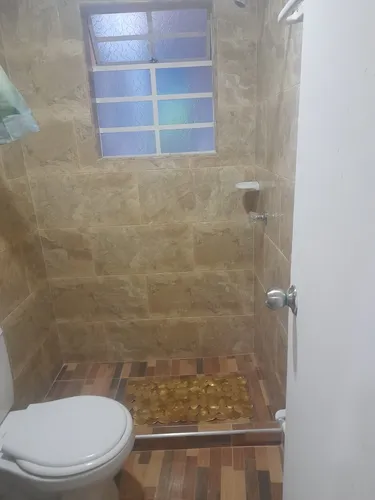 Casa Con 5 Apartamentos,4 Baños,4 Cocinas,un Aparta Estudio,
