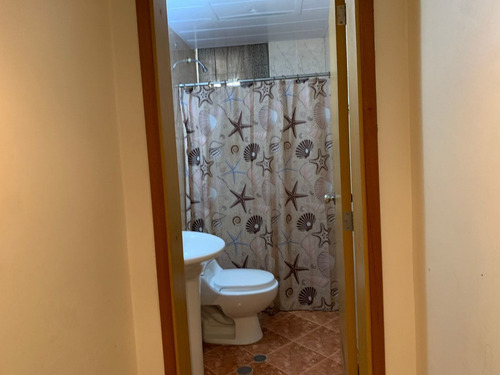 Bello Apartamento Con Balcón. Frente Al C.c. La Vela.