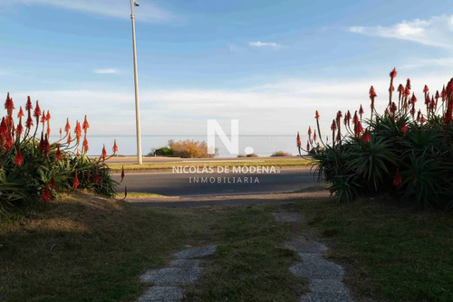 Importante Casa En Venta Frente A Playa Mansa.