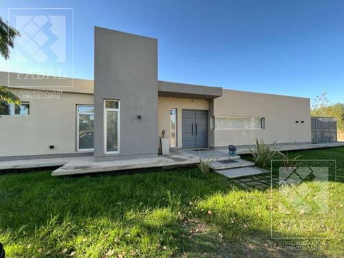 Casa Venta Fincas De Plottier, 3 Dormitorios (suite), 3 Baños, Cocheras, Jardín, Galería Y Parrilla