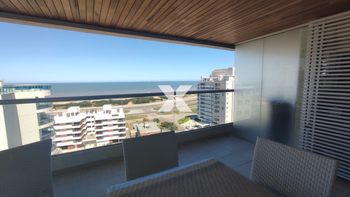 Muy Lindo Apartamento En Torre Con Servicios A Pasos De Playa Brava.