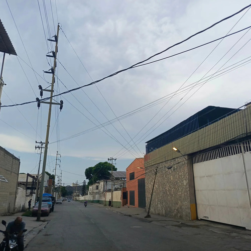 Terreno Catia La Mar, Todo Los Servicios, Muy Bien Ubicado.