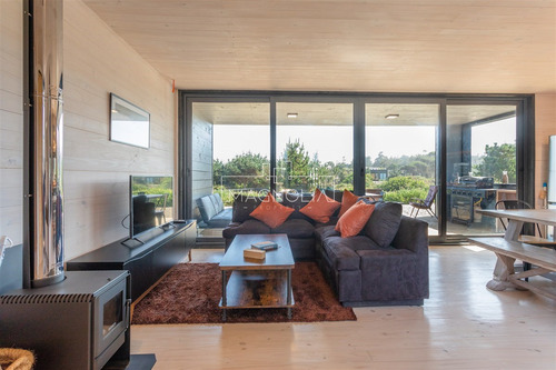 Casa En Venta De 3 Dorm. En Pichilemu