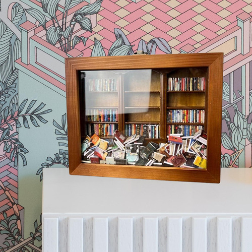 . Agitando Estante De Livros Em Miniatura, Presente