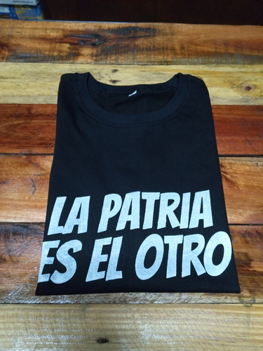 Imagen 2 de 3 de Remeras Negra De Algodón La Patria Es El Otro