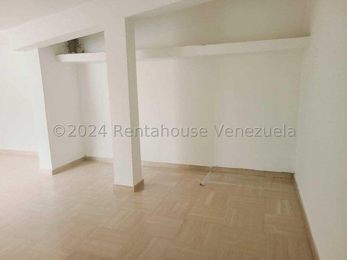 Casa Moderna Totalmente Remodelada, Con Amplios Espacios Iluminados Colinas De Guataparo 24-23018