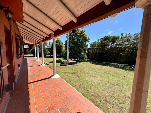 Casa En Venta De 5 Ambientes Con Piscina En Berazategui. Financia O Permuta