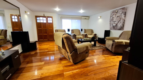 Excelente Casa De 5 Ambientes - Cochera/pileta/parrilla