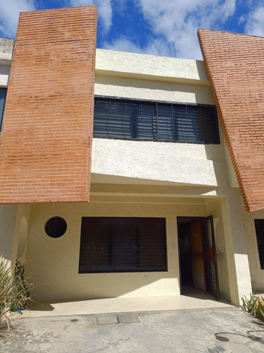 Leandro Araque Inzitu Realtors Vende Townhouse Amoblado En Residencias Mucubají Naguanagua Urb. Guayabal