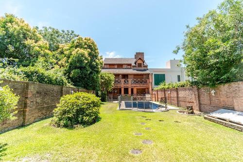 Imponente Casa Con Gran Parque En La Lucila, Zona Con Los Mejores Colegios.