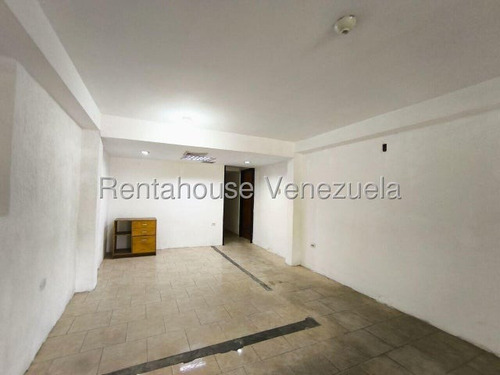 Local Dúplex Comercial En Alquiler Inm - Av. Principal (a Pasos De Don Julio Centeno) Con Dos Amplios Locales En Planta Baja Y Cinco Oficinas En Planta Alta.. La Esmeralda