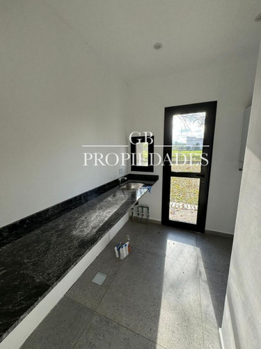 Venta De Casa 5 Ambientes En Pilar Del Este / Santa Elena
